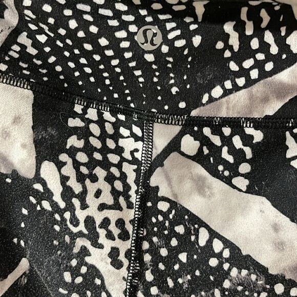 Lululemon Size 6 Black White Yoga Pants. - Picture 3 of 7